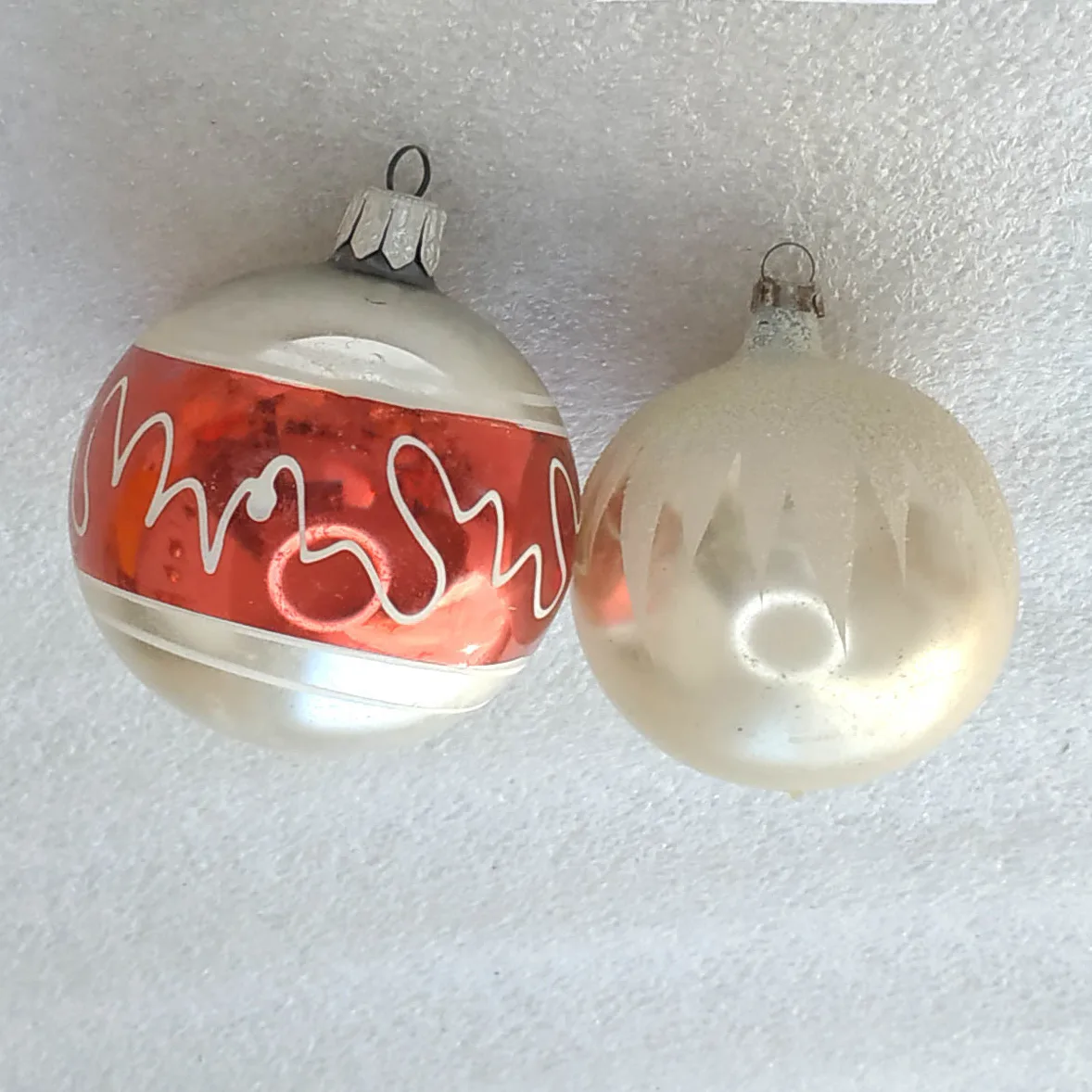 Set of 2 Vtg GDR East German Glass Christmas Ornaments Red Stencil & Frosted Sugar Ball